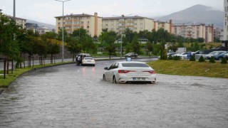 Erzurum’da yağış trafiği felç etti