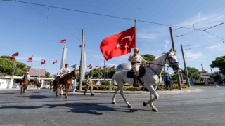 İzmir’de havada karada kurtuluş coşkusu