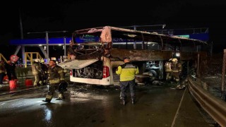 Kuzey Marmara Otoyolu’nda bariyerlere çarpan otobüs alev alev yandı