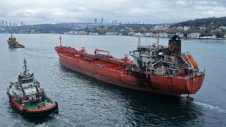 Karadeniz’de dron saldırısına uğrayan tankerin geçişi nedeniyle İstanbul Boğazı trafiğe kapandı