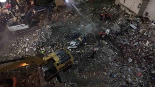 Maltepe’de enkaz altında kalan araç havadan görüntülendi